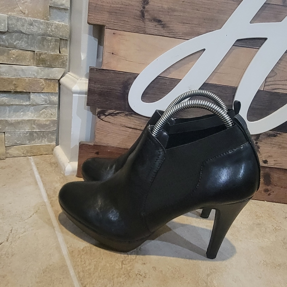 Adrienne Vittadini Womens Booties, Style Av-Patia, Color Black, Size 8. Pre-owne - Picture 4 of 9